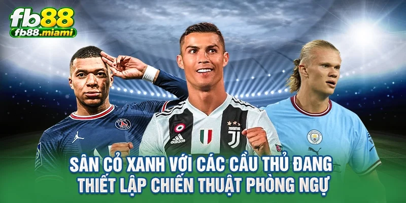 Sân cỏ xanh với các cầu thủ đang thiết lập chiến thuật phòng ngự